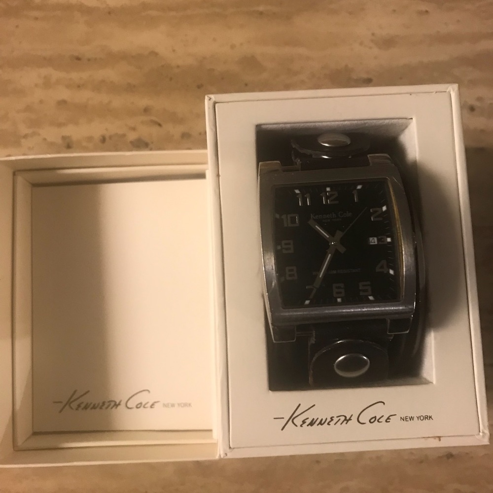 New Kenneth Cole Men’s Classic Leather Band Watch